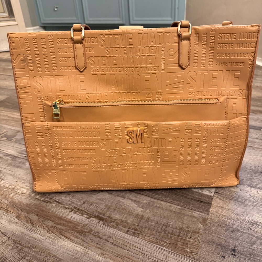 Steve Madden Large Logo Embossed Tote Tan Shoulder Bag Gold Hardware - Picture 1 of 12